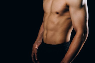 Çıplak gövdeli, kaslı, kaslı, kaslı bir adam..