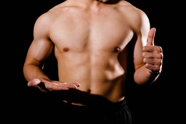 Çıplak gövdeli, kaslı, kaslı, kaslı bir adam. 