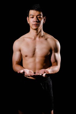 Çıplak gövdeli, kaslı, kaslı, kaslı bir adam. 