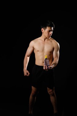 Çıplak gövdeli, kaslı, kaslı, kaslı bir adam. 