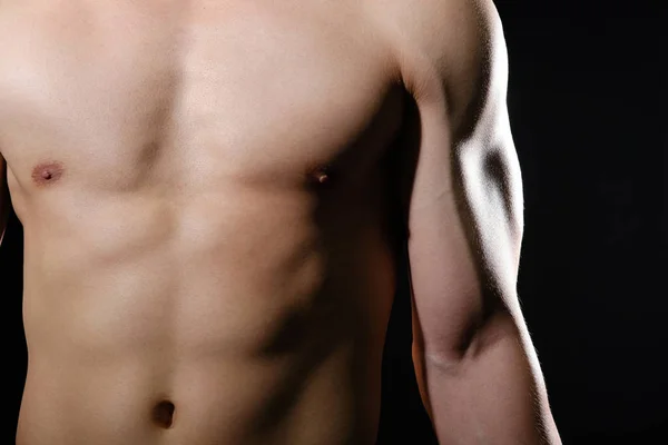 Atlético musculoso culturista hombre con desnudo torso seis pack abs . — Foto de Stock