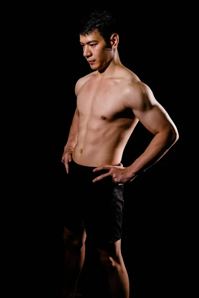 Atletický svalnatý kulturista muž s nahý trup šest balení břicha. — Stock fotografie