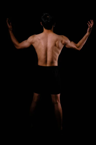 Atlético musculoso culturista hombre con desnudo torso seis pack abs . — Foto de Stock