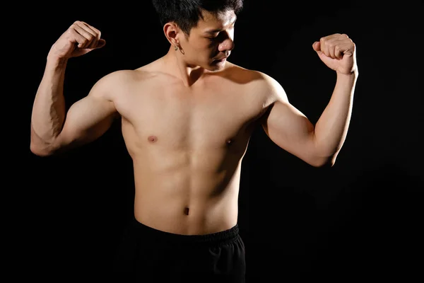 Atletický svalnatý kulturista muž s nahý trup šest balení břicha. — Stock fotografie