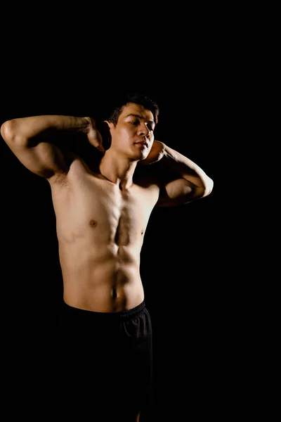 Atlético musculoso culturista hombre con desnudo torso seis pack abs . —  Fotos de Stock