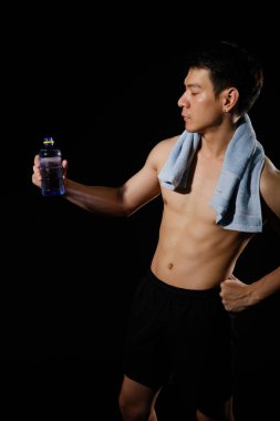 Çıplak gövdeli, kaslı, kaslı, kaslı bir adam. 