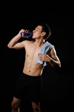 Çıplak gövdeli, kaslı, kaslı, kaslı bir adam. 