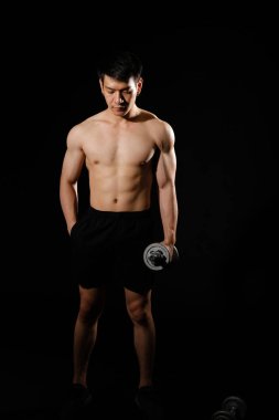 Çıplak gövdeli, kaslı, kaslı, kaslı bir adam. 