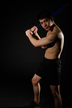 Çıplak gövdeli, kaslı, kaslı, kaslı bir adam..