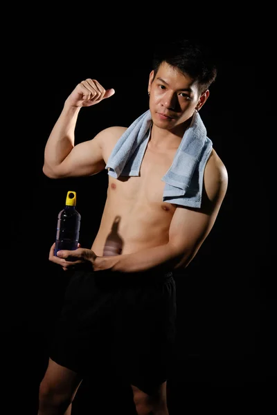 Atletico muscolare bodybuilder uomo con busto nudo sei pack abs — Foto Stock