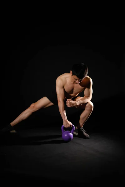 Atlético musculoso fisiculturista homem com nu torso seis pack abs — Fotografia de Stock