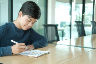 Belgelerle çalışan serbest çalışan bir erkek. başlangıç adamı yüzgeci analiz ediyor