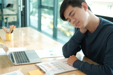 Adam yorgun ve çok çalışmaktan bunalmış hissediyor. Bitkin