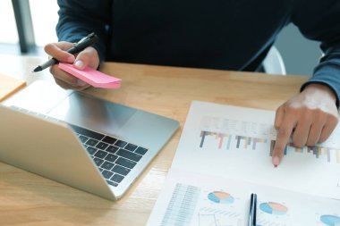 Belgelerle çalışan serbest çalışan bir erkek. başlangıç adamı yüzgeci analiz ediyor