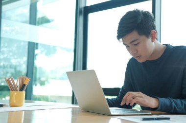 Bilgisayarla çalışan serbest çalışan bir erkek. başlangıç adamı yüzgeci analiz ediyor