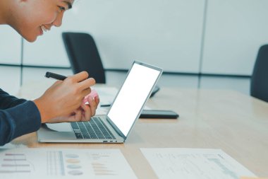 Yapışkan nota hatırlatma yazan adam. erkek serbest çalışan öğrenci wor