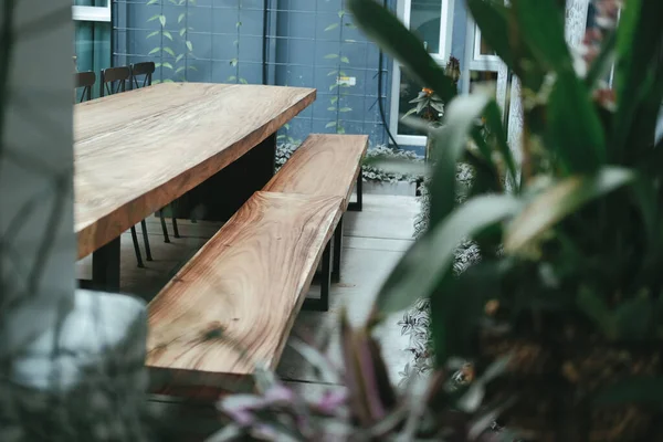 Tafel & stoel in woonkamer in tuin — Stockfoto