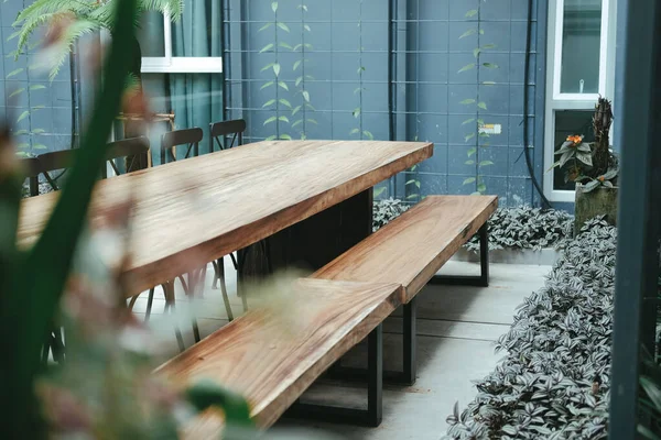 Tisch & Stuhl im Wohnzimmer im Garten — Stockfoto