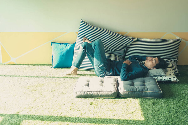 азиатский подросток мужчина слушать музыку со смартфона Wh
