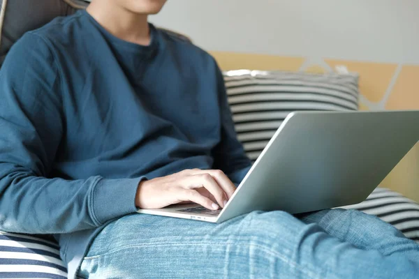 Hombre sentado en el suelo usando la computadora en casa. macho adolescente stude —  Fotos de Stock