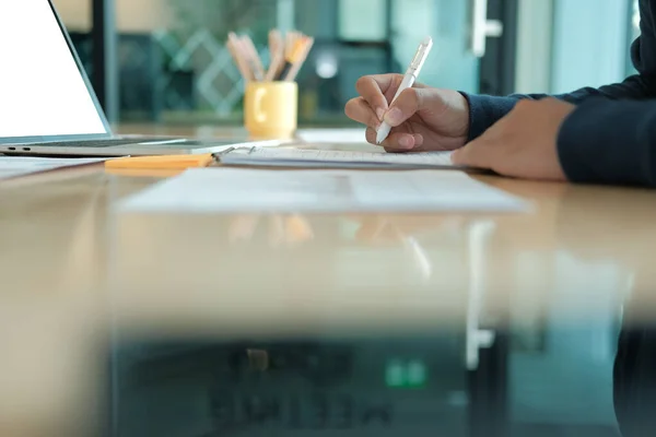 Freelancer masculino trabajando con documento. startup hombre analizando aleta — Foto de Stock