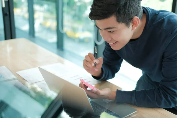 Hombre escribiendo recordatorio en nota adhesiva. macho freelancer estudiante wor —  Fotos de Stock