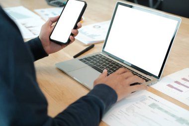 Akıllı telefon kullanan bir acemi. Compu ile çalışan serbest çalışan erkek.