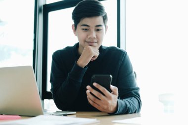 Erkek serbest çalışan cep telefonu kullanıyor. başlangıçta çalışan adam