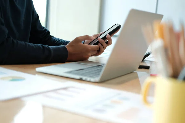 Freelancer masculino usando teléfono inteligente móvil. hombre de arranque que trabaja en — Foto de Stock