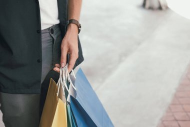 çanta alışveriş merkezi olan adam. 