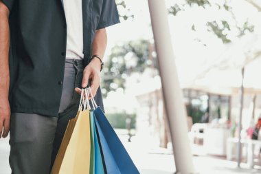 çanta alışveriş merkezi olan adam. 