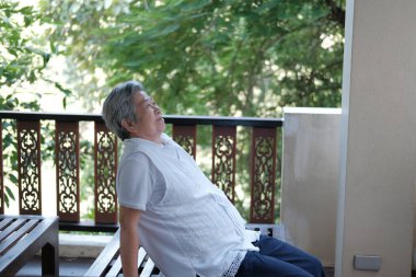 Yaşlı yaşlı yaşlı yaşlı kadın balkonda dinleniyor.