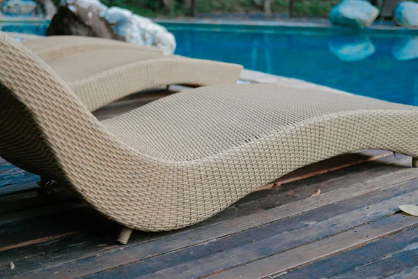 Yüzme havuzunda hasır Rattan havuz güneşlenme yatağı şezlong — Stok fotoğraf