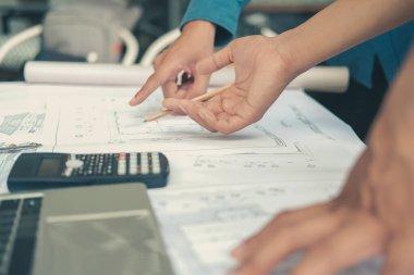 gayrimenkul yanlısı ev planı üzerinde çalışan mimar mühendis