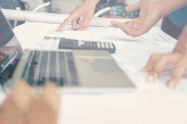 gayrimenkul yanlısı ev planı üzerinde çalışan mimar mühendis