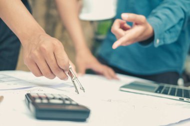 gayrimenkul yanlısı ev planı üzerinde çalışan mimar mühendis