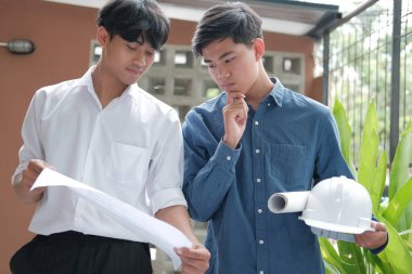 gayrimenkul yanlısı ev planı üzerinde çalışan mimar mühendis