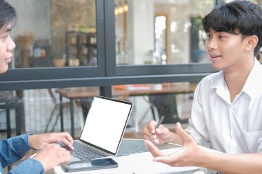 İş adamlarının toplantısı var. İş adamı konuşuyor.