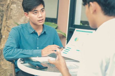 İş adamlarının toplantısı var. İş adamı tartışıyor.