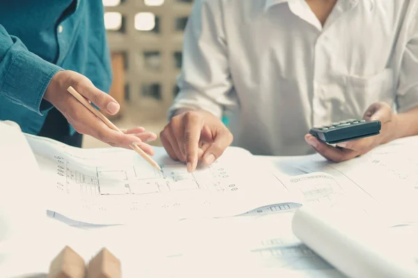 Architect ingenieur werken aan huis blauwdruk van onroerend goed Pro — Stockfoto