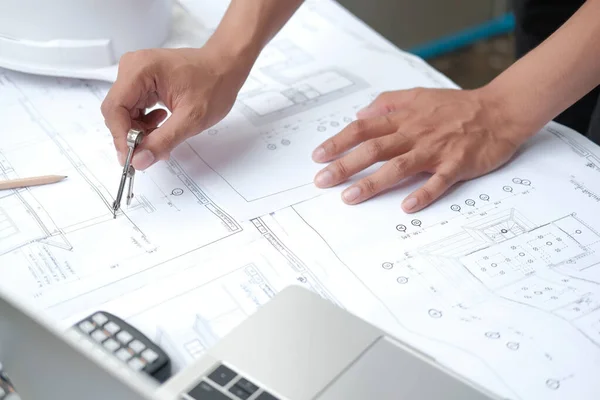 Architekt Ingenieur arbeitet an Haus-Bauplan von Immobilien-Profi — Stockfoto