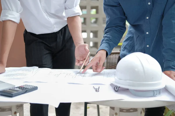 gayrimenkul yanlısı ev planı üzerinde çalışan mimar mühendis