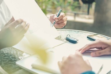 Ajan, araba sigortasını tefeciye gösteriyor. Satıcı sunar 