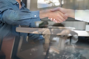 İş adamları toplantıdan sonra el sıkışıyor. iş arkadaşları handshak