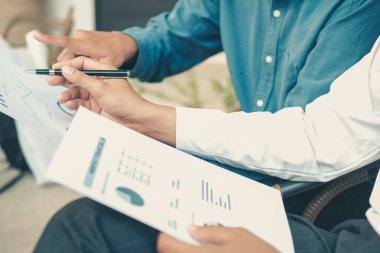 İş adamlarının toplantısı var. İş adamı tartışıyor.