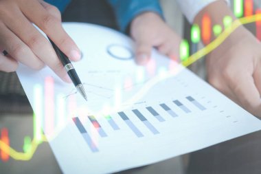 İş adamlarının toplantısı var. İş adamı tartışıyor.