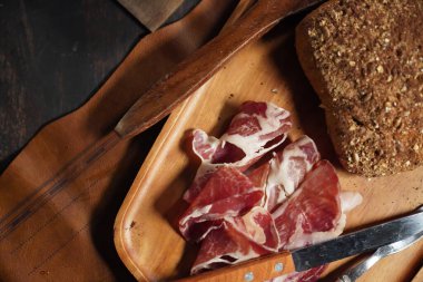 pastırma ekmek pasta. pişmiş gıda