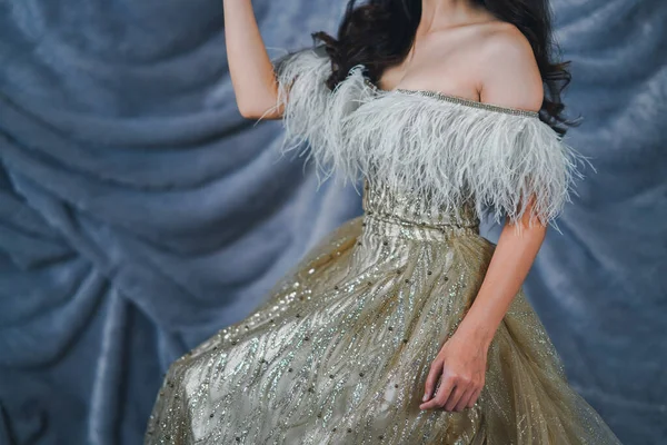 Mujer elegante en vestido de noche largo amarillo dorado —  Fotos de Stock