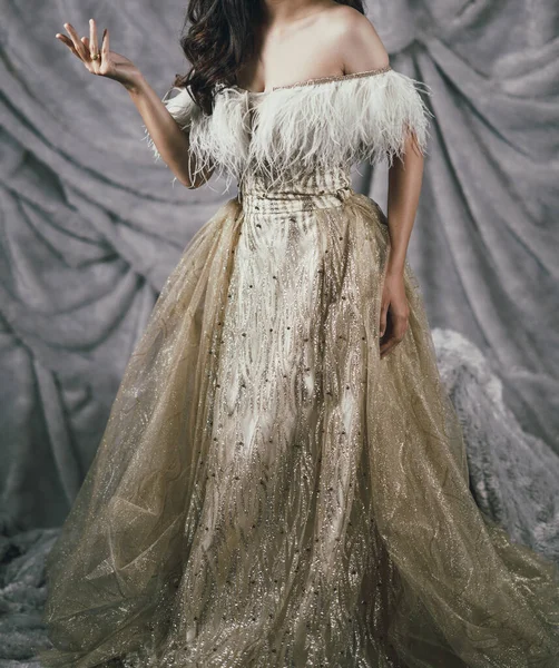 Mujer elegante en vestido de noche largo amarillo dorado —  Fotos de Stock