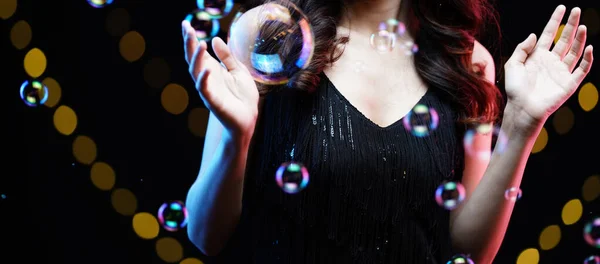 Жінка в чорній вечірній сукні з бульбашкою і боке — стокове фото
